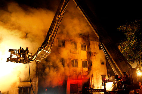 © AP/Hasan Raza Feuerwehr bei Fabriksbrand in Bangladesch
