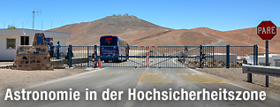 Kontrollposten vor dem Paranal-Observatorium in Chile