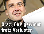 &Ouml;VP-B&uuml;rgermeister Siegfried Nagl h&auml;lt seinen Stimmzettel hoch