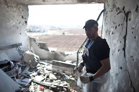 © Reuters/Ibraheem Abu MustafaAPA/EPA/Oliver Weiken Zerstörte Wohnung in Israel