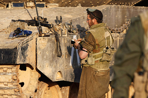 © AP/Tsafrir Abayov Israelischer Soldat beim Gebet