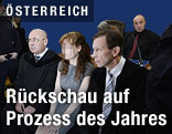 Angeklagte mit Anw&auml;lten im Gerichtssaal