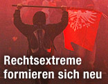 Polnischer Rechtsextremist mit Fahne
