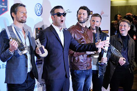 © AP/dapd/Patrick Sinkel Bandmitglieder von Take That mit dem Echo Award bei der Verleihung 2012