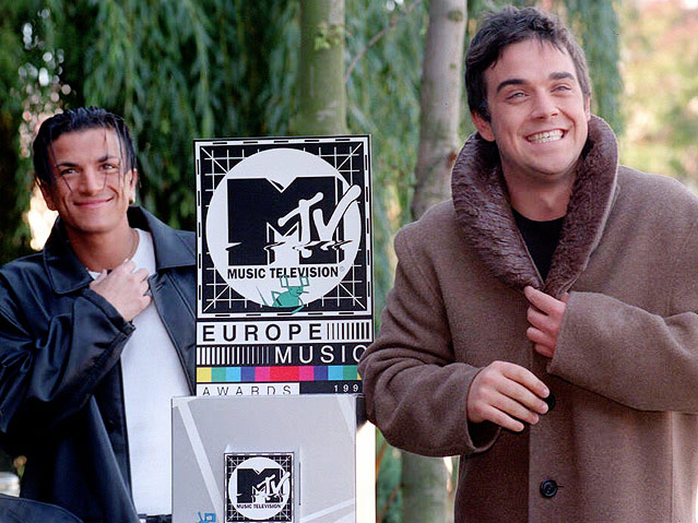 © APA/EPA/Michael Stephens Robbie Williams und Peter Andre