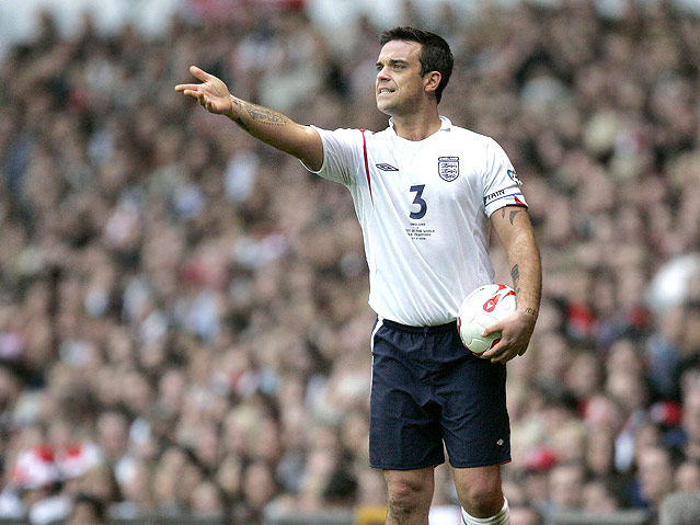 © AP/Dave Thompson Robbie Williams spielt Fußball