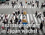 Menschen auf einer Stra&szlig;e in Tokyo