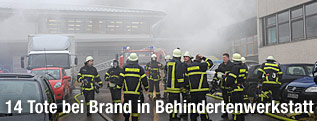 Feuerwehrleute bei Löscharbeiten