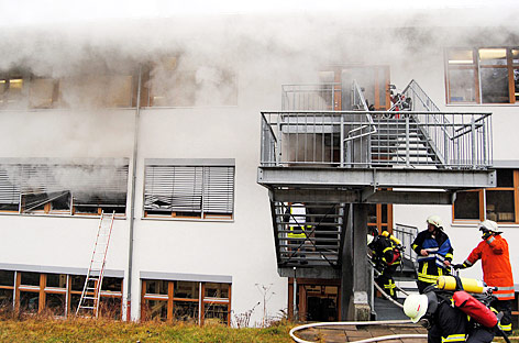 © APA/EPA/Patrick Seeger Einsatzkräfte bei Löscharbeiten