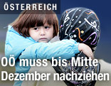 M&auml;dchen wird von Frau getragen