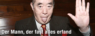 Der japanische Erfinder Nakamatsu Yoshiro mit herausgestreckter Zunge