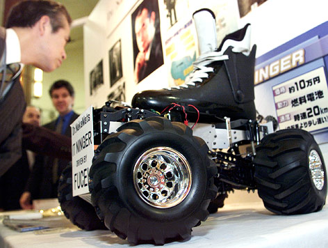 Ein mit Batterie betriebener Schuh auf Rädern