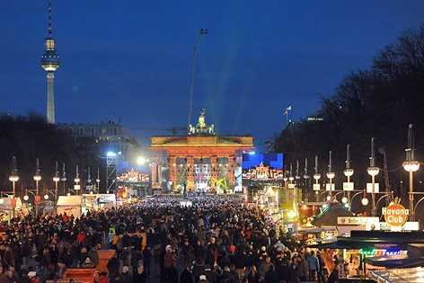 © APA/dpa/Britta Pedersen Silvesterfeier vor dem Brandenburger Tor in Berlin