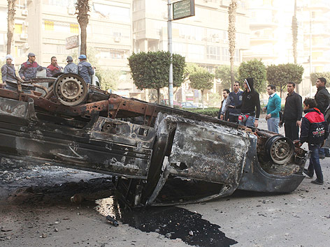 © Reuters/Asmaa Waguih Ausgebranntes Autorwrack in Kairo