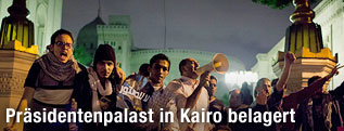 Demonstranten vor dem Pr&auml;sidentenpalast in Kairo