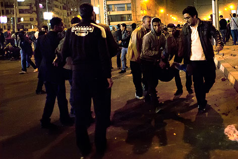 © AP/Nasser Nasser Verletzte nach Krawallen in Kairo