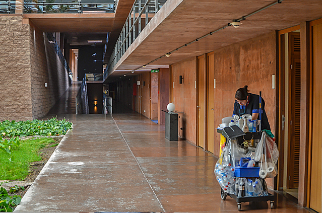 © ORF.at/Peter Prantner Putzfrau im Bettentrakt der Paranal Residencia