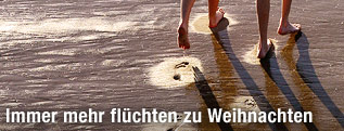 Zwei Frauen gehen am Strand spazieren
