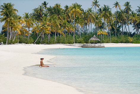 Frau am Strand auf den Malediven