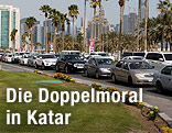 Autoschlange vor der Skyline von Doha