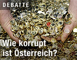 Hände greifen nach Euro-Münzen