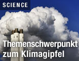 Schornsteine mit Rauchschwaden