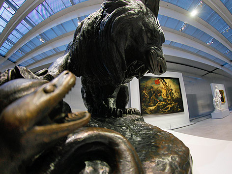 © AP/Michel Spingler Innenansicht des Louvre Lens mit einer Bronzeskulptur im Vordergrund