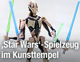 Star-Wars-Roboter mit Laser-Schwertern als Spielzeugfigur