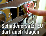 Frau dr&uuml;ckt auf Liftknopf