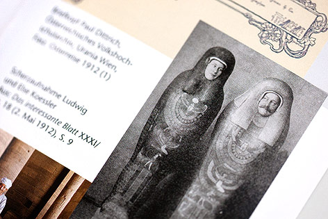 © Museum für Völkerkunde; ORF.at/Carina Kainz (Repro) Zwei Touristen lassen sich in Scherzsarkophargen für Pharaonen fotografieren