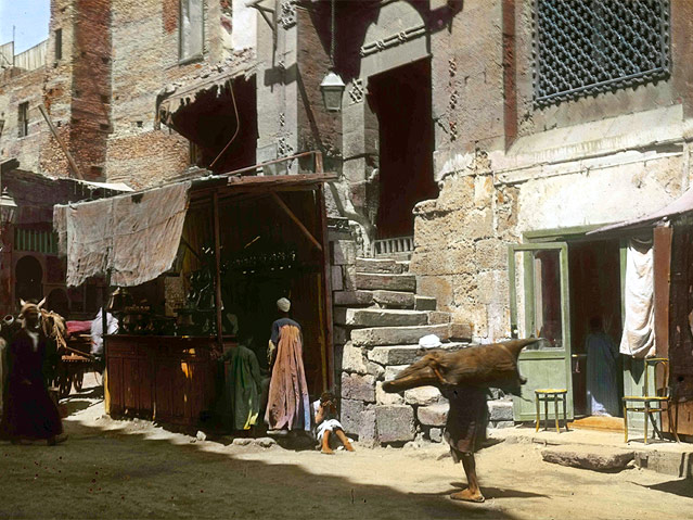 © Österreichisches Volkshochschularchiv Gasse in Kario mit Wasserträgern
