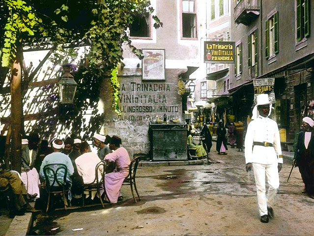 © Österreichisches Volkshochschularchiv Gasse in Kairo mit einem Schauwisch (Polizist)