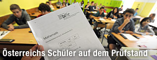 Sch&uuml;ler beim Bildungsstandard-Test