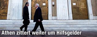 Menschen vor der Bank of Greece in Athen