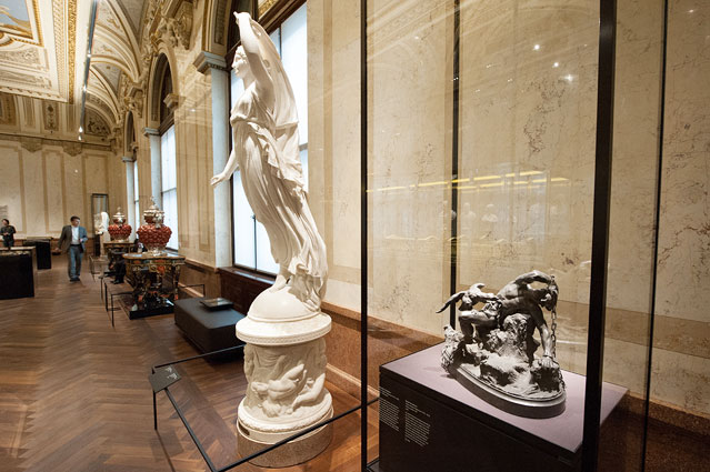 © ORF.at/Zita Köver Statue der Isis im Hintergrund und Statuette des gefesselten Prometheus