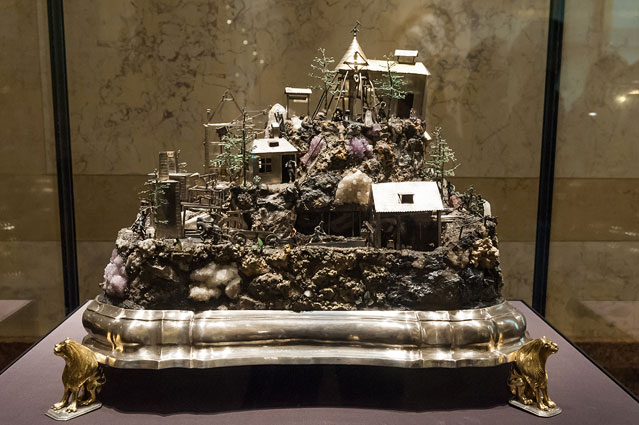 © ORF.at/Zita Köver Handstein mit Bergwerk