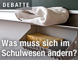 Schultafel mit Schwamm und Tuch