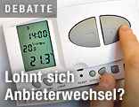 Ein Finger bedient einen Thermostatregler