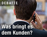 Mann mit Handy von hinten