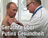 Der russische Pr&auml;sident Wladimir Putin wird von einem Arzt untersucht