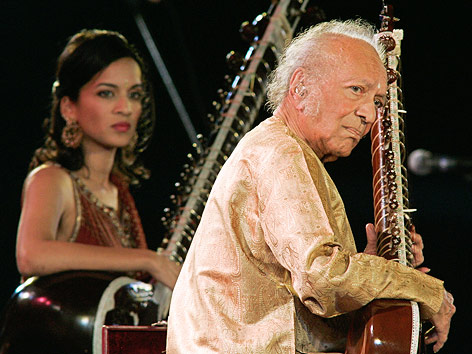 © AP/Bikas Das Sitar-Spieler Ravi Shankar mit seiner Tochter Anoushka