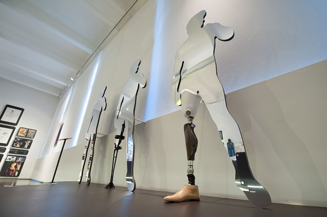 © ORF.at/Zita Köver Figur mit Beinprotese "Genium" und Figur mit Gehbügel