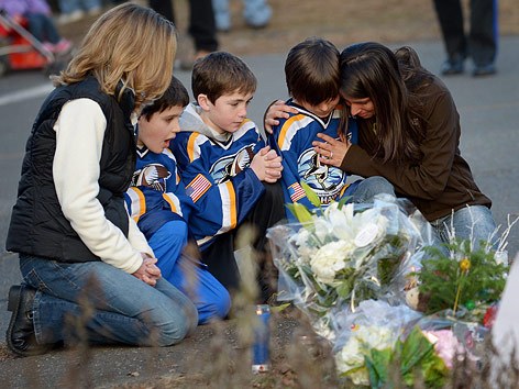 © APA/EPA/Justin Lane Trauernde Menschen