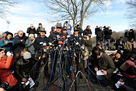 © APA/EPA/Andrew Gombert Polizeisprecher Paul Vance bei der Pressekonferenz