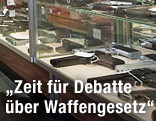 Vitrine eines Waffengeschäftes