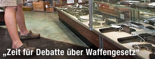 Vitrine eines Waffengeschäftes