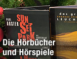 Hörbücher vor Weihnachtsdekoration