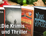 Aufgestellte Bücher vor Weihnachtsdekoration