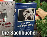 Aufgestellte Sachbücher neben Weihnachtsdekoration