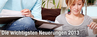 Mann und Frau mit Ordnern